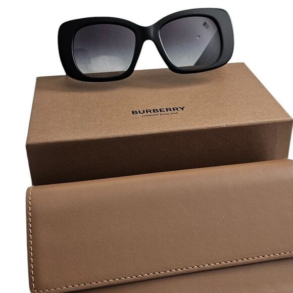 Burberry BE4410 square-frame sunglasses in black acetate - Picture 5 of 10